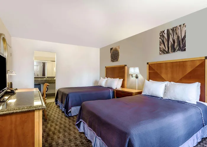 Howard Johnson By Wyndham Old Town Hotel 2*
