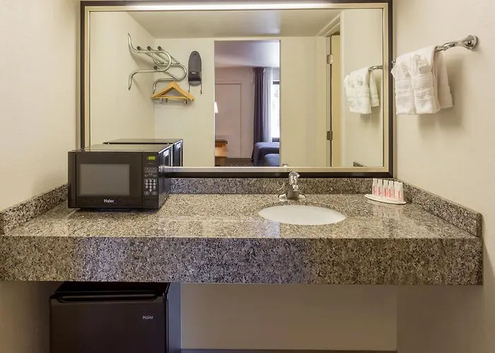 Howard Johnson By Wyndham Old Town Hotel