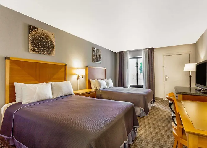 Howard Johnson By Wyndham Old Town Hotel